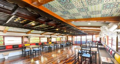 OYO 62968 Egc Sharing Houseboat