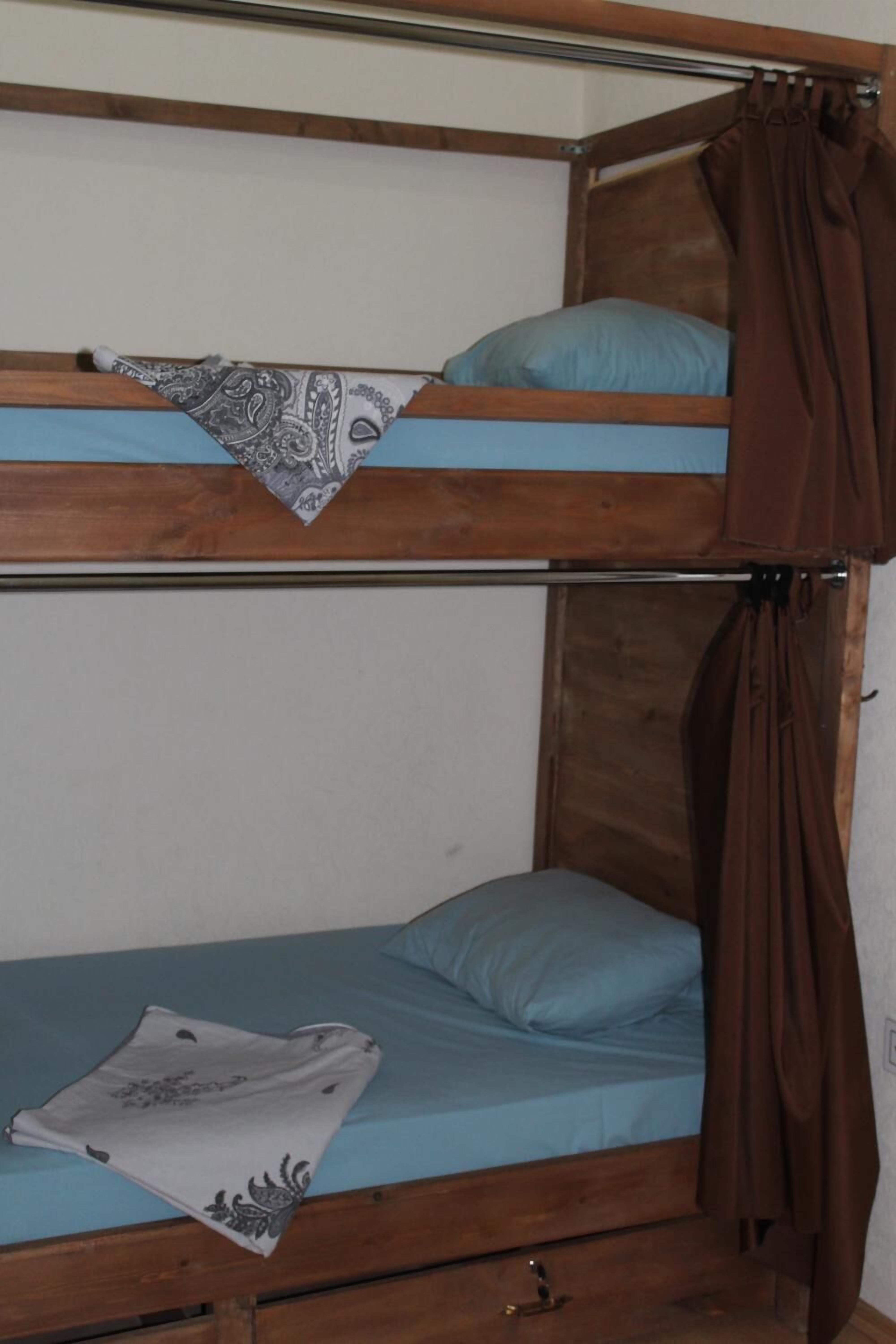 Een stapelbed met een onderbed en een bovenbed.