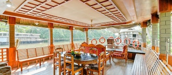 OYO 45941 Houseboat Parthasarathy 5 BHK Luxury