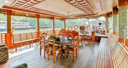 OYO 45941 Houseboat Parthasarathy 5 BHK Luxury