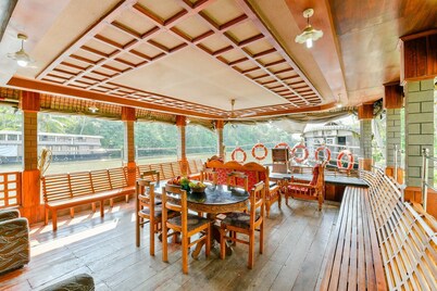 오요 45941 하우스보트 파르타사라티 5BHK 럭셔리 숙소