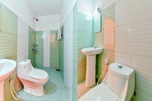 Shower - OYO 45941 Houseboat Parthasarathy 5 BHK Luxury (Kuttanad Taluk)