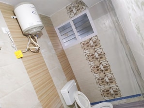 Kamar Double Deluks | Kamar mandi | Shower, perlengkapan mandi gratis,  dan handuk