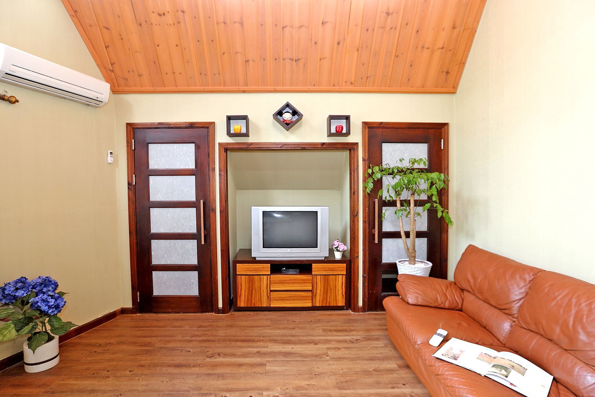 Family Room | Living area | Flat-screen TV