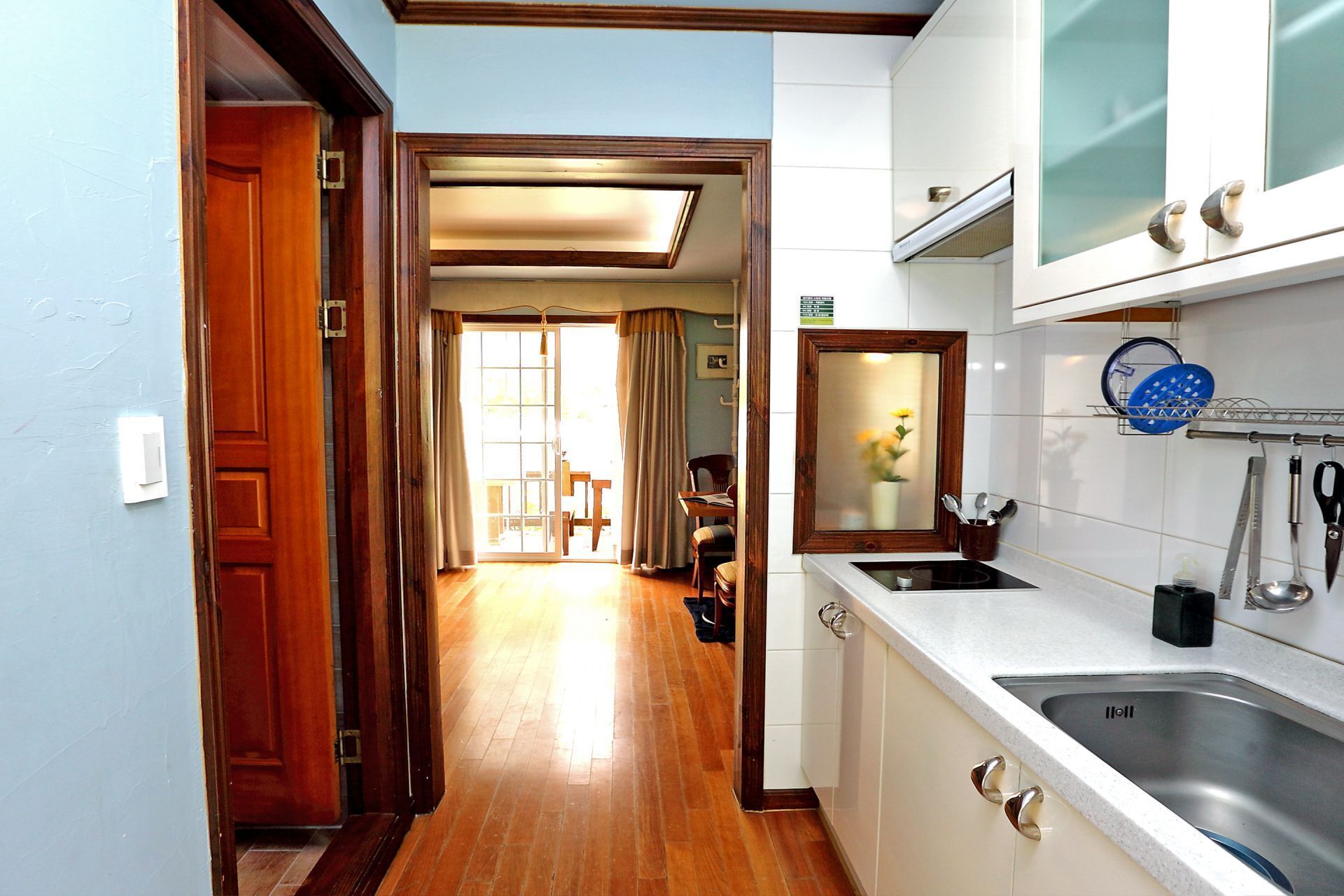 Duplex | Private kitchenette | Full-size fridge, microwave, stovetop, electric kettle