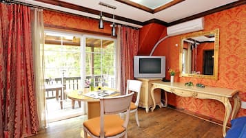 Habitación (Toto) | Área de sala de estar | Televisión de pantalla plana