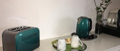 Refrigerador, microondas, cafetera y tetera y tetera eléctrica
