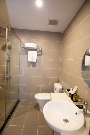 Douche, douche à « effet pluie », articles de toilette de luxe