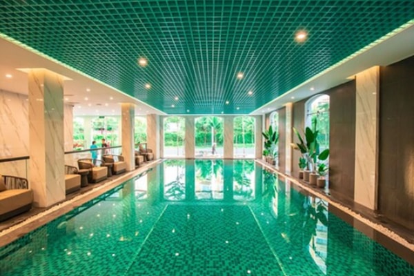 Una piscina techada, sillones reclinables de piscina