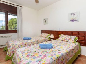 2 bedrooms, iron/ironing board, free internet