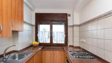 Een koelkast, een magnetron, een oven, een broodrooster