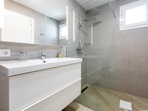Bathtub, hair dryer, towels - Stunning villa Mila in Madroñal, heated pool! (Adeje)
