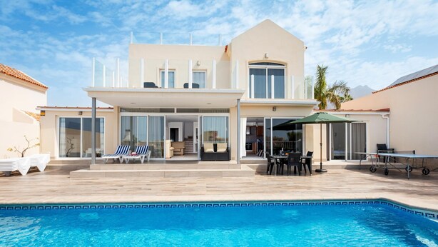 A modern two-story house with a swimming pool, outdoor seating, and a covered patio area. - Stunning Villa Mila in Madroñal, heated pool! (Adeje)