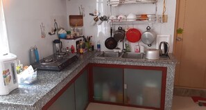 Chambre Double | Cuisine partagée | Micro-ondes, plaque de cuisson, bouilloire électrique