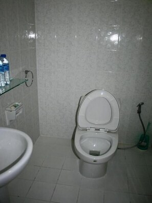 Superior Double Room with Balcony | Bathroom | Towels - Summer Breeze Inn (Wichit)