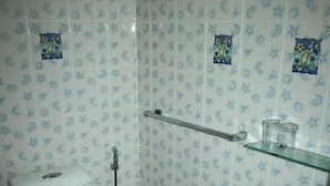 Superior Double Room with Balcony | Bathroom | Towels - Summer Breeze Inn (Wichit)