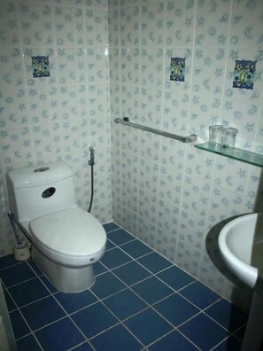 Superior Double Room with Balcony | Bathroom | Towels - Summer Breeze Inn (Ratsada)