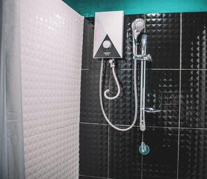 Deluxe Family room with Shared bathroom | Bathroom | Shower, towels - Time Sabai 134 - Hostel (Bangkok)