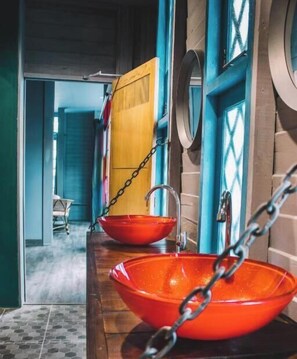 Deluxe Family room with Shared bathroom | Bathroom | Shower, towels - Time Sabai 134 - Hostel (Bangkok)