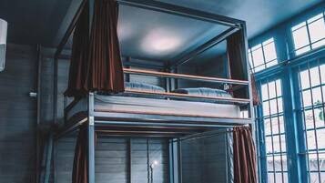 Deluxe Family room with Shared bathroom | Free WiFi