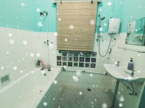 Shower, free toiletries, hair dryer, slippers - Welcome Back Home Stay (George Town)