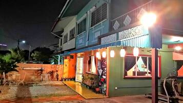 Depan hartanah - siang/malam