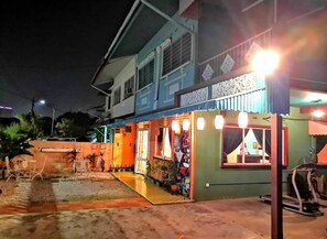 Mặt tiền nơi lưu trú - ban đêm