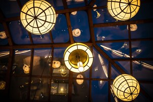 Een plafond met bolvormige lampen en een rasterpatroon.