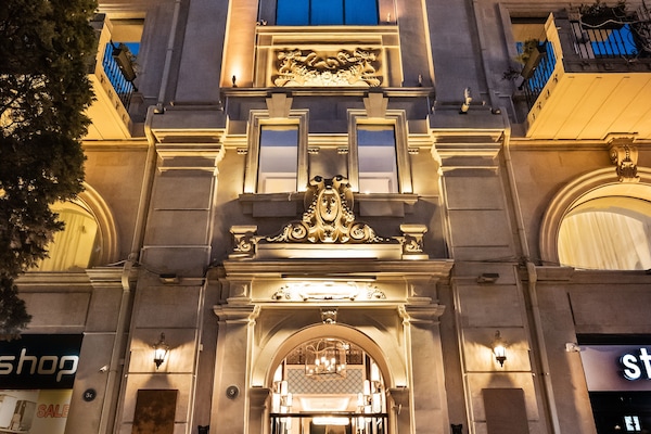 Voorkant accommodatie - avond/nacht