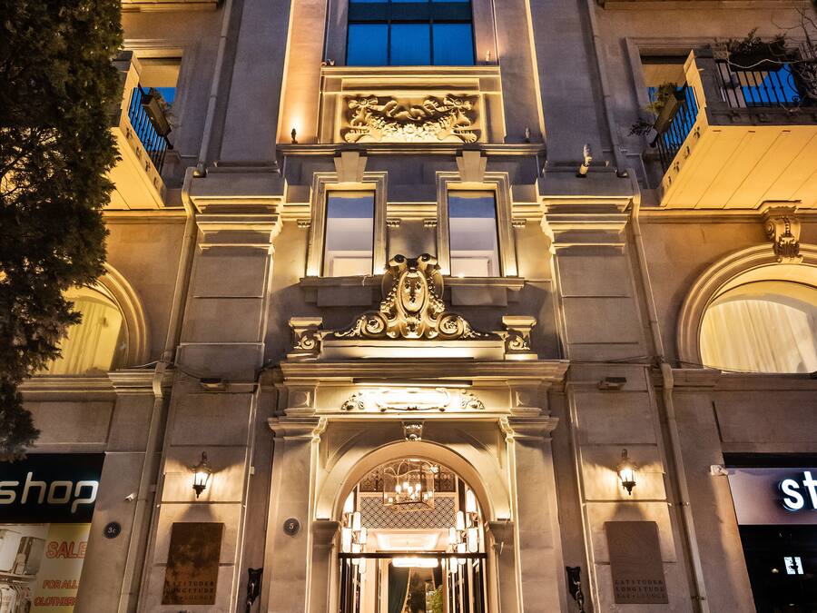 Vista frontal de la propiedad por la tarde o noche