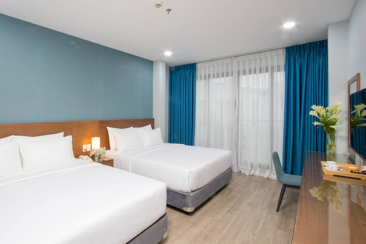 Minibar, két bảo mật tại phòng, bàn 