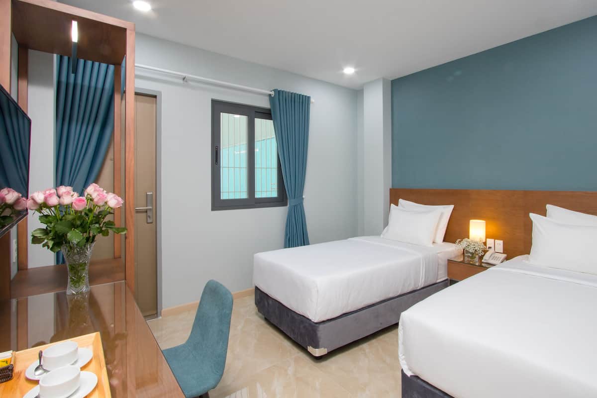 Minibar, brankas, meja kerja, dan ruang kerja ramah laptop