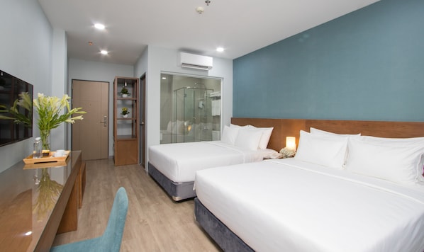 Minibar, caja de seguridad en la habitación y escritorio