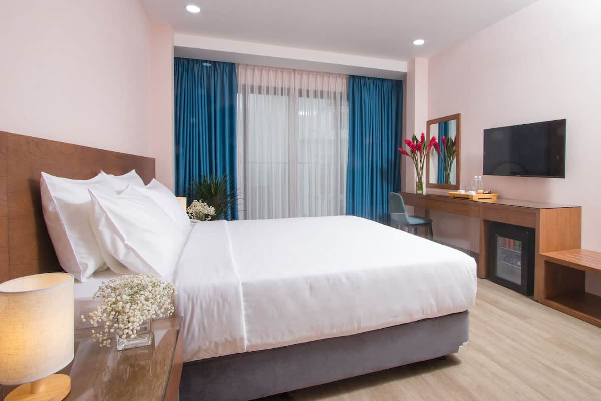 Minibar, két bảo mật tại phòng, bàn 
