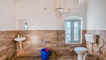 Deluxe Private Room | Bathroom | Shower, bidet, towels, soap