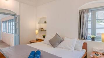Deluxe Private Room | Free WiFi, bed sheets