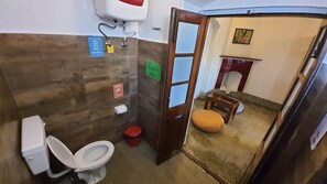 Dormitorio compartido estándar | Baño | Ducha, bidé, toallas y jabón