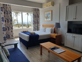 Estúdio família | Roupas de cama premium, escrivaninha, ferros/tábuas de passar roupa