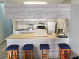 Apartamento família, 1 quarto | Cozinha privada | Geladeira, micro-ondas, fogão, cooktop