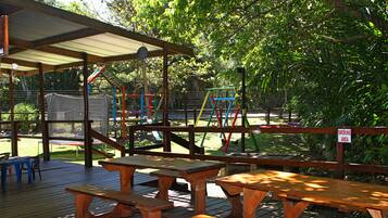 Aperto a colazione, pranzo e cena, cucina locale e internazionale