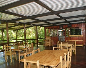 Se sirven desayunos, almuerzos, cenas y cocina local e internacional 