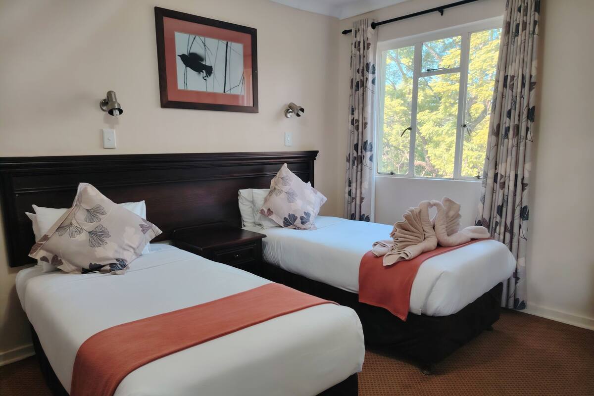 Chalet, 2 slaapkamers (Self Catering 6 Sleeper) | Een kluis op de kamer, een strijkplank/strijkijzer, beddengoed