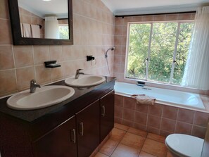 Chalet, 2 Bedrooms (Self Catering 6 Sleeper) | Bathroom | Free toiletries, towels, soap, shampoo