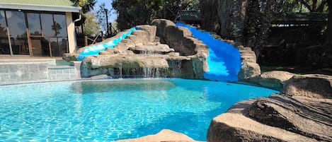 Bar junto a la piscina