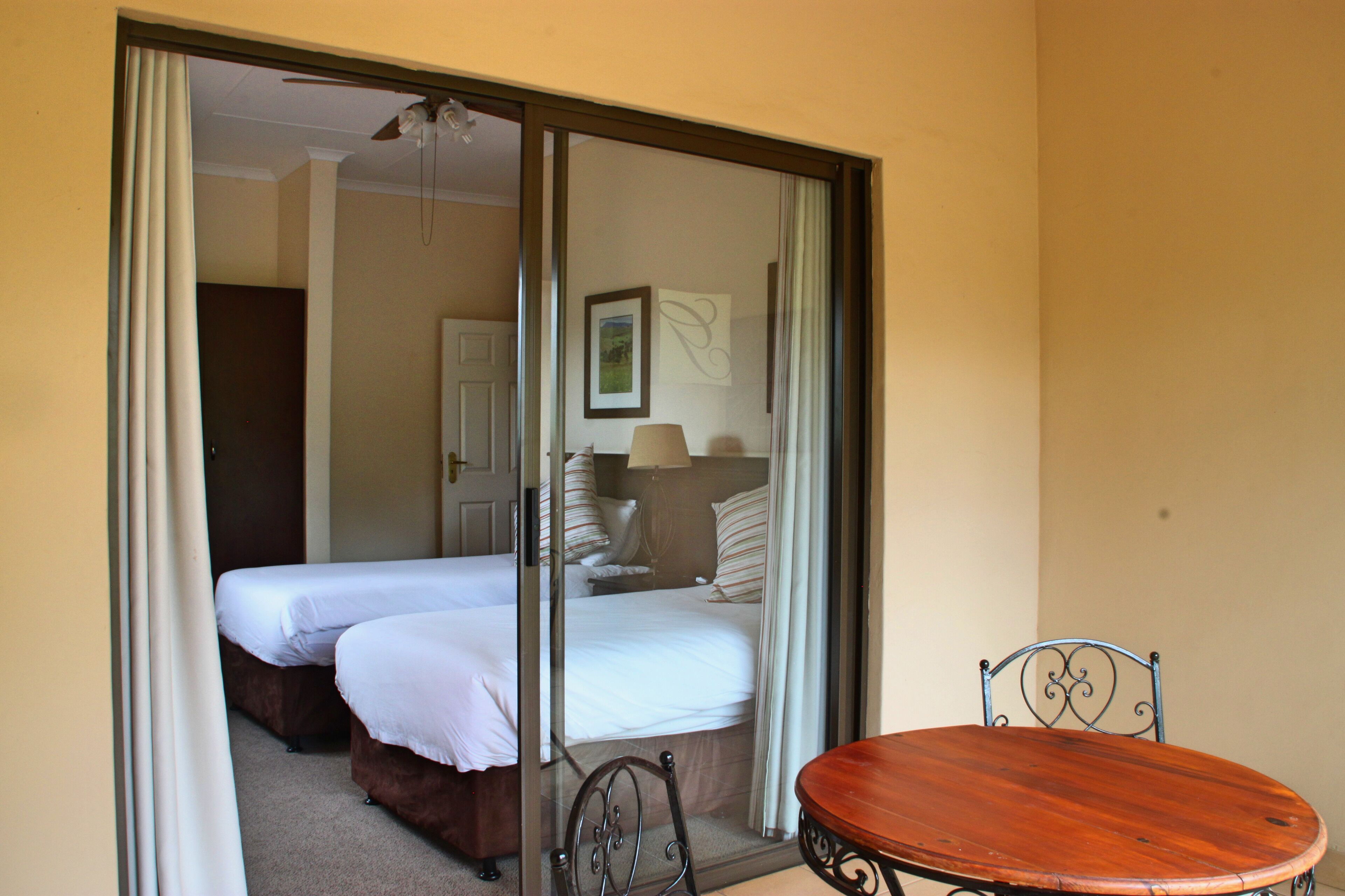 Caja de seguridad en la habitación y tabla de planchar con plancha 