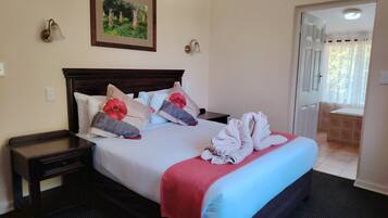 Chalet, 2 Bedrooms (Self Catering 6 Sleeper) | In-room safe, iron/ironing board, bed sheets