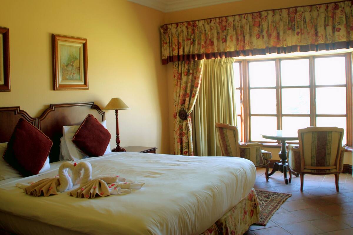 Minibar, iron/ironing board, bed sheets