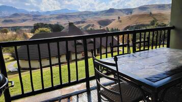 In-room safe, desk, bed sheets