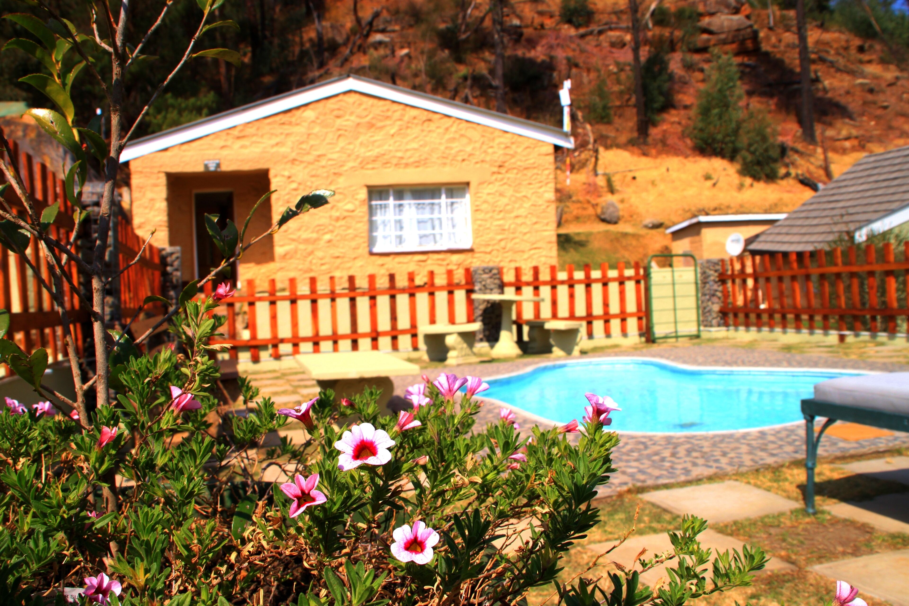 สระว่ายน้ำกลางแจ้ง, เก้าอี้อาบแดดริมสระ