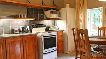 Standard Cottage | Private kitchen | Fridge, microwave, oven, stovetop